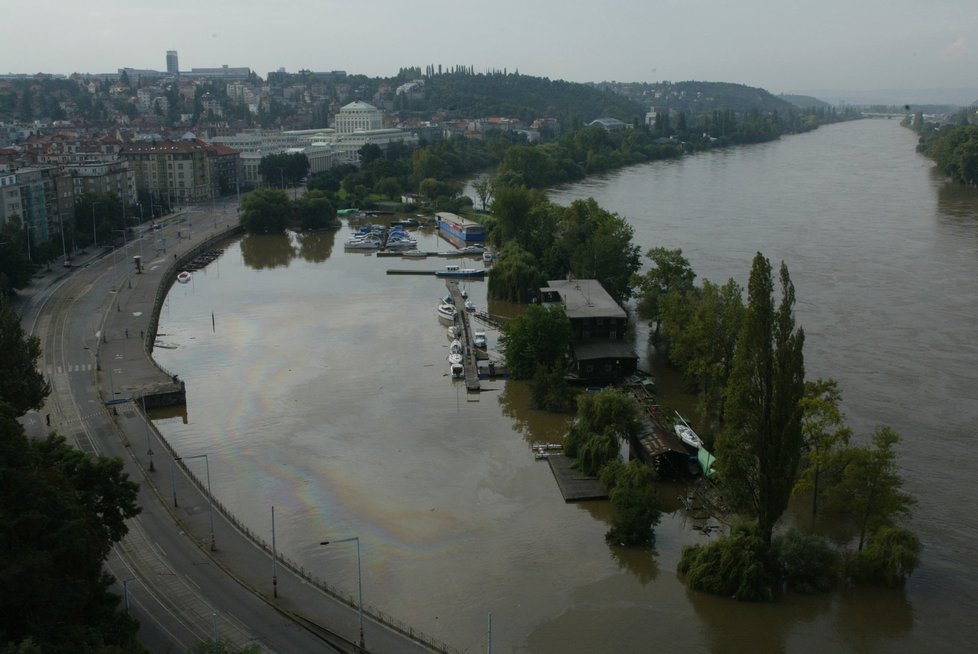 Vltava v Podolí během povodně roku 2002.