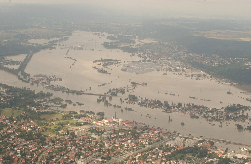 Vltava mimo koryto řeky v Radotíně roku 2002