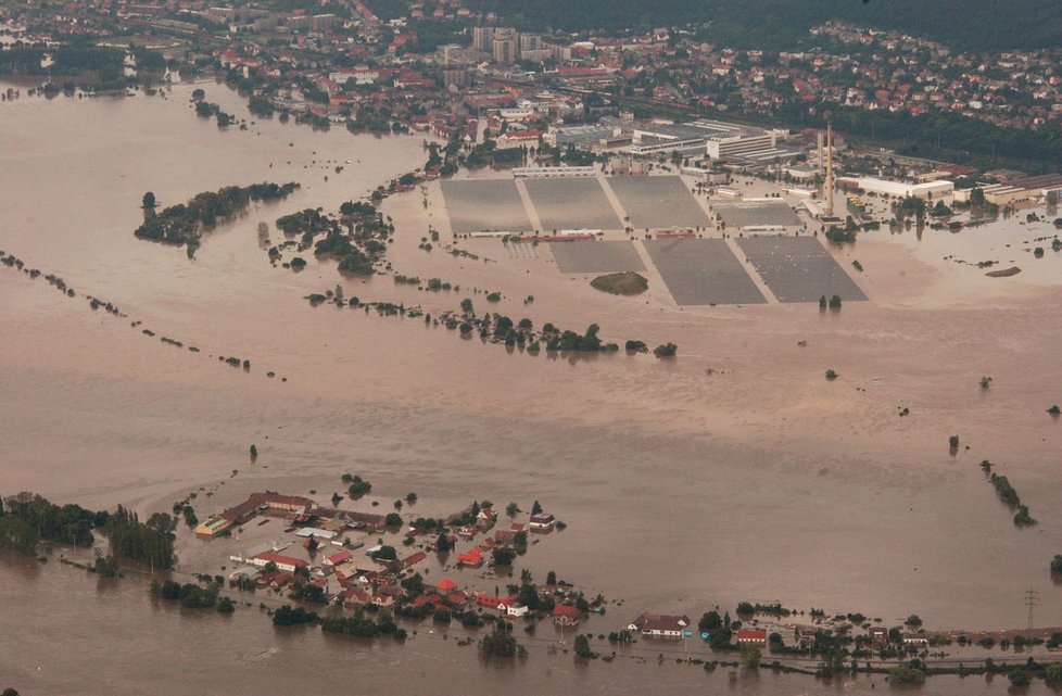 Vltava mimo koryto řeky v Radotíně roku 2002.