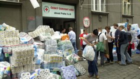 Červený kříž v Praze vydával lidem základní potřeby během povodně v roce 2002.