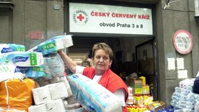 Červený kříž v Praze vydával lidem základní potřeby během povodně v roce 2002.