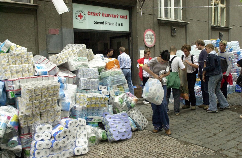 Červený kříž v Praze vydával lidem základní potřeby.