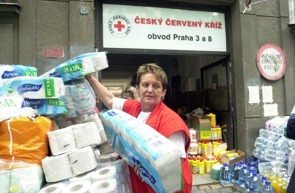 Červený kříž v Praze vydával lidem základní potřeby.