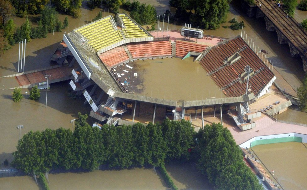 Tenisový kurt na Štvanici během povodně roku 2002