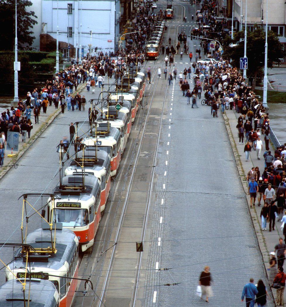 Tramvaje v řadě během povodní v Praze roku 2002.