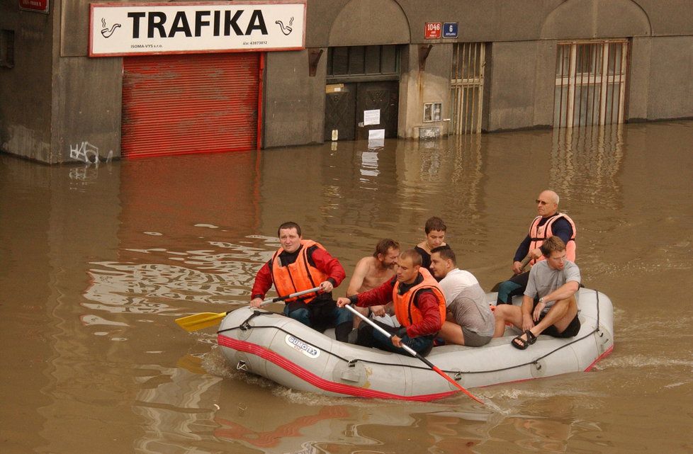 V ulicích Prahy probíhala evakuace lidí na člunech.