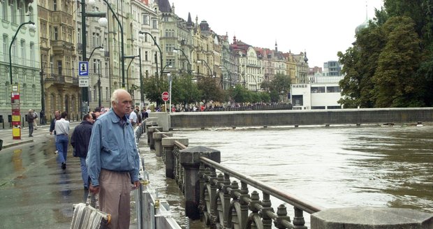 Lidé nevěřícně zírali na stoupající hladinu řeky v Praze.