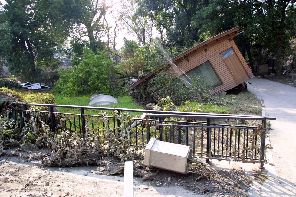 Zpustošený areál Zoo Praha po povodni v roce 2002