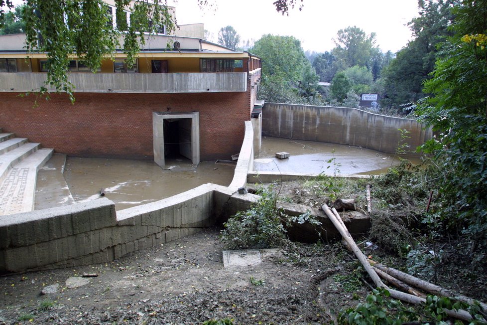 Areál Zoo Praha během povodně v roce 2002.