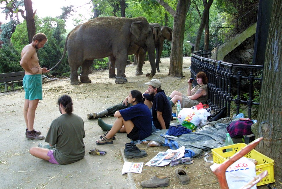 Vyčerpaní zaměstnanci Zoo Praha během povodně v roce 2002.