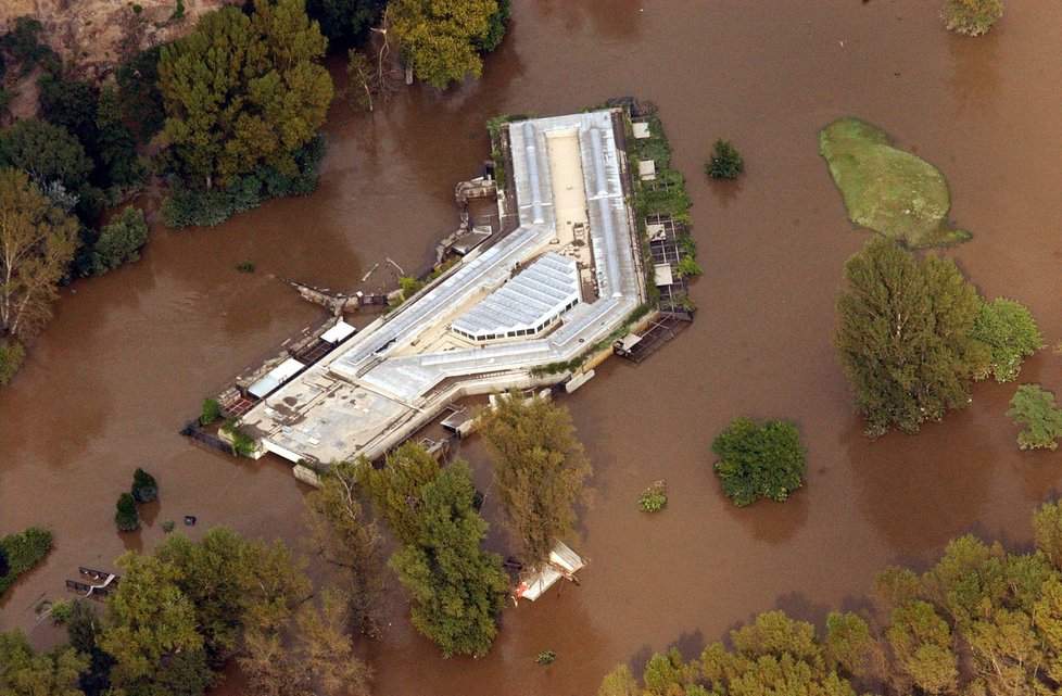 Areál Zoo Praha během povodně v roce 2002.