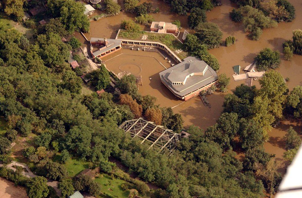 Areál Zoo Praha během povodně v roce 2002.