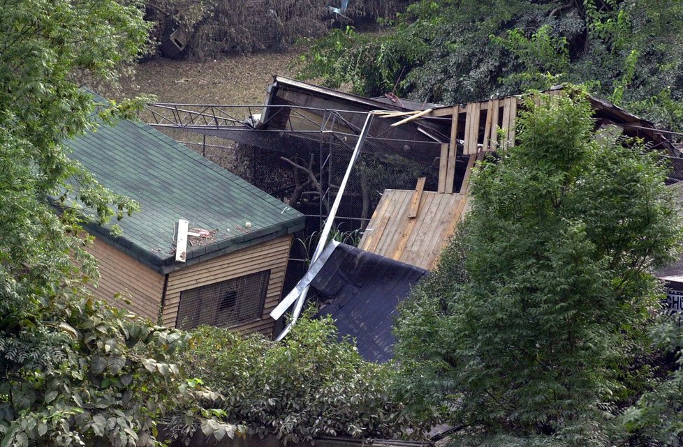 Zpustošený areál pražské zoo po povodni v roce 2002.