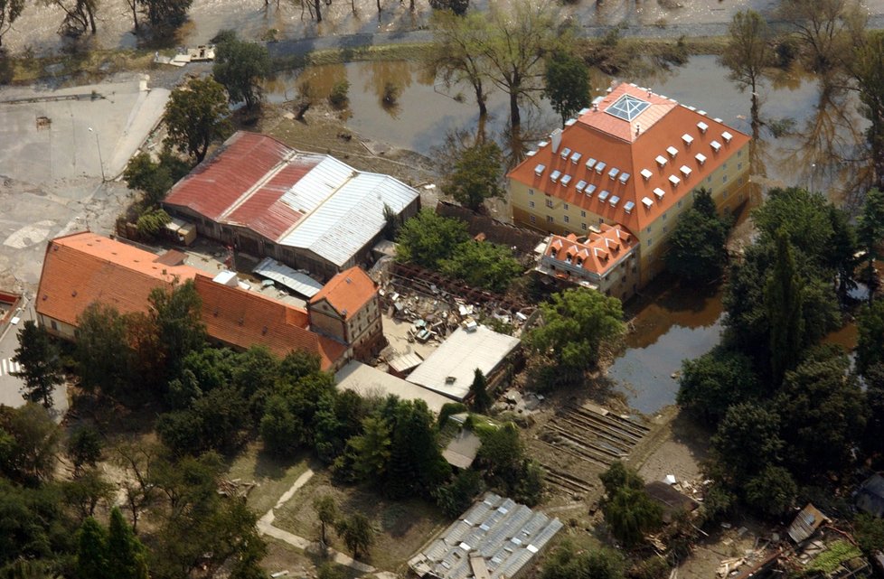 Areál Zoo Praha během povodně v roce 2002.