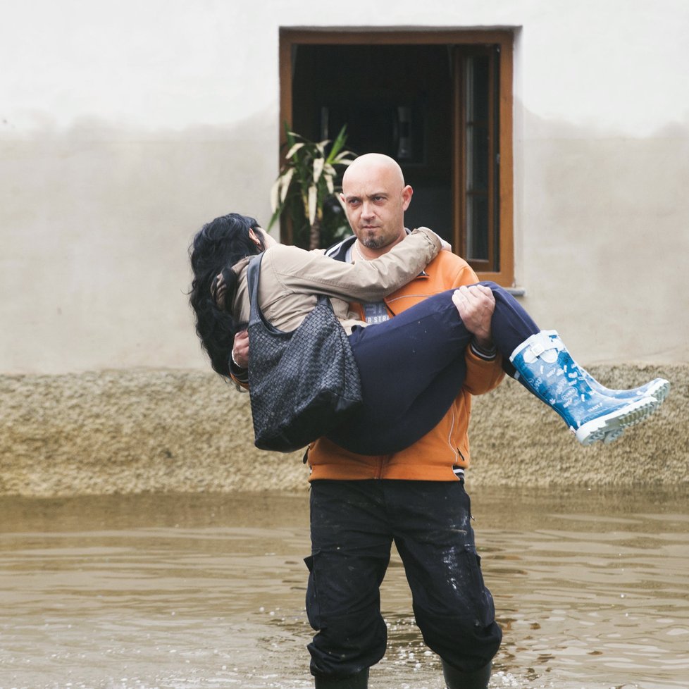 Hasiči při evakuaci lidí v Putimi
