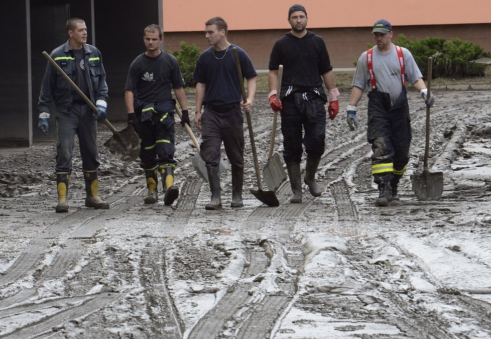Odklízení následků povodní ve středočeském Vraném