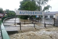 Miniříčka Botič zatopila v Praze celé Záběhlice! Plavou auta, lidé staví hráze