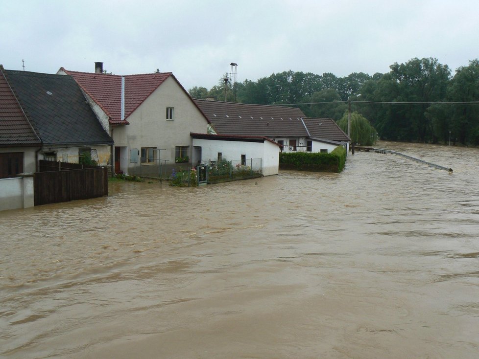 Řeka se nebezpečně rozlila ve Strunkovicích nad Blanicí na Prachaticku.