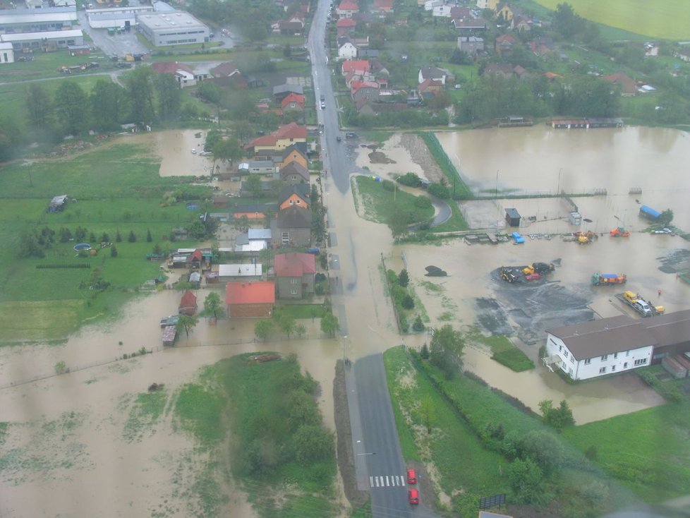 Krajská protipovodnová komise monitorovala  situaci ve Zlínském kraji  z vrtulníku -  Takto se rozlila Bečva ve Valašském Meziřící.