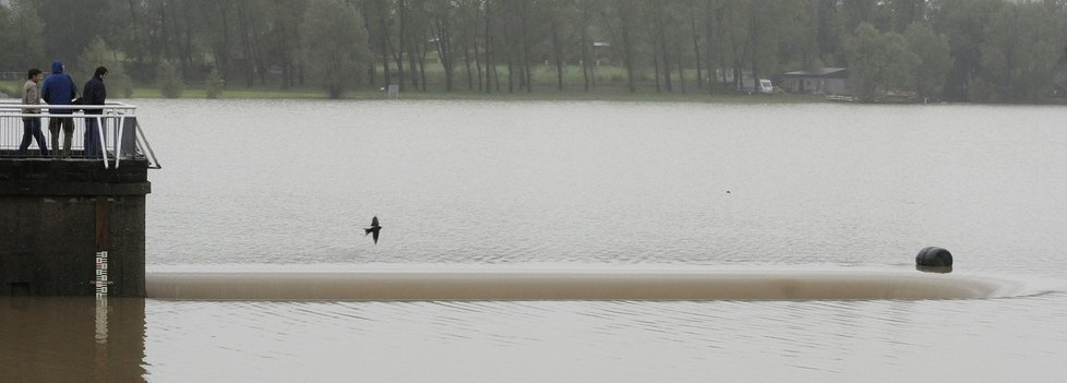 Na dvou moravskoslezských přehradách, Olešné na Frýdecko-Místecku a Těrlicku na Karvinsku, překročila 17. května hladina vody z vydatných dešťů bezpečnostní přelivy hrází. Množství vody, které odtéká z naplněných přehrad, tak už nelze regulovat