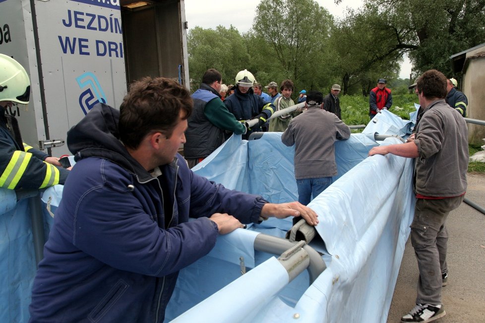 Kvůli stoupající vodě v řece Kyjovce se v úterý večer stavěly v Lanžhotě na Břeclavsku speciální protipovodňové zábrany, které měly uchránit před zaplavením tamní podnik na výrobu hokejek. Hasiči přes zábrany přečerpávali vodu z Kyjovky.