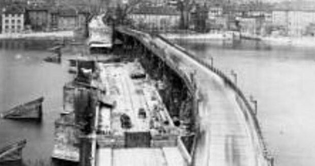 Povodeň v roce 1890 strhla část Karlova mostu. Mnoho lidí také zahynulo