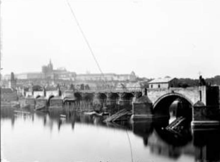 Povodeň v roce 1890 strhla část Karlova mostu. Mnoho idí také zahynulo
