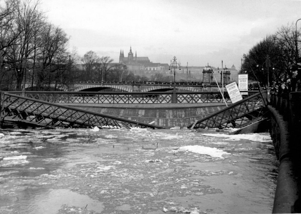 Povodeň v roce 1890 strhla část Karlova mostu. Mnoho idí také zahynulo