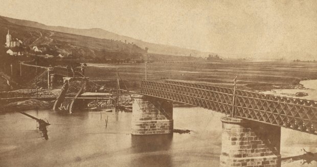 Povodně v květnu 1872 zdevastovaly železniční most v Černošicích - Mokropsech.