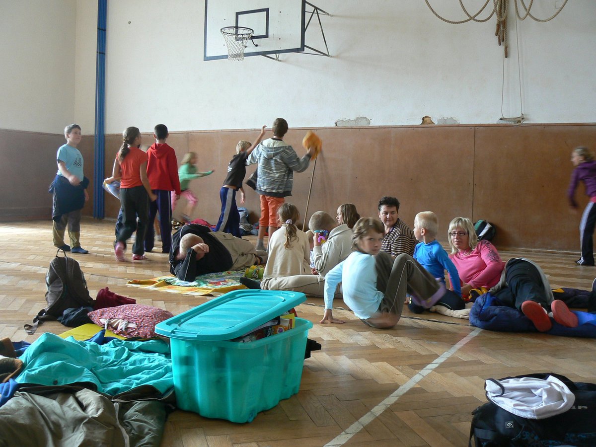 Dětský tábor je nyní v tělocvičně školy v Mlečicích.