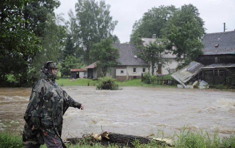 Sotva se Raspenava na Liberecku vzpamatovala z loňských povodní, řeka Smědá se vylila znovu.