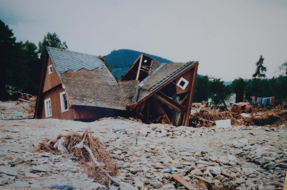 Povodně na severu Moravy v roce 1997. V místní části Mnichov stály tři honosné vilky…