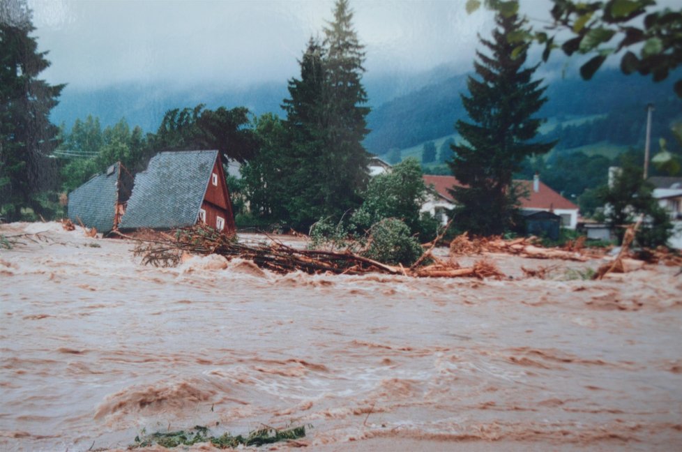 Povodně na severu Moravy v roce 1997. V místní části Mnichov stály tři honosné vilky…