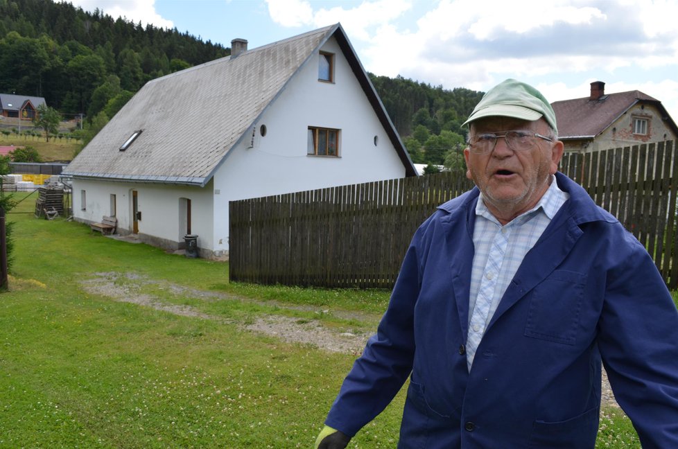 Karel Šindler málem přišel o dům. Vzpomíná na souseda, který seděl dva dny u komína.