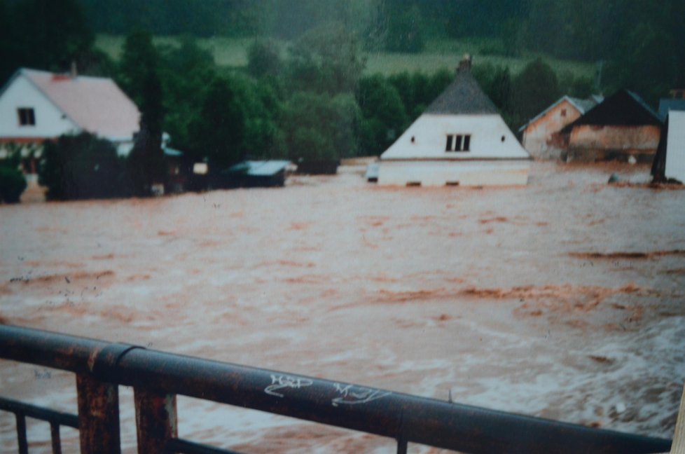 Povodně na severu Moravy v roce 1997. Ničivá síla rozbouřené řeky byla obrovská.