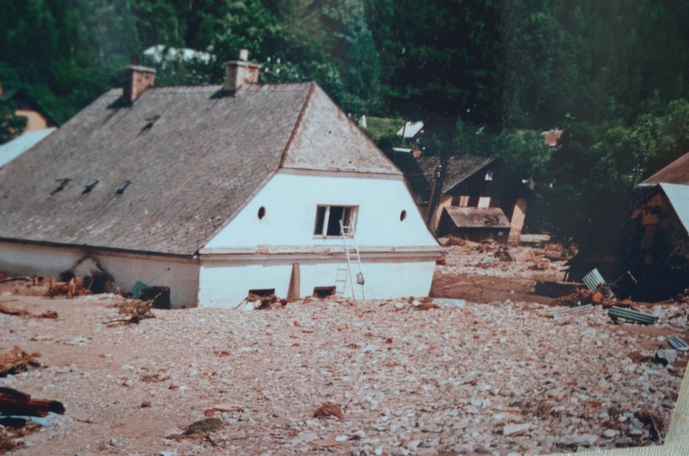 Povodně na severu Moravy v roce 1997. Celý dům v sousedství Karla Šindlera museli doslova vyhrabat z hlíny, kamenů a klád.