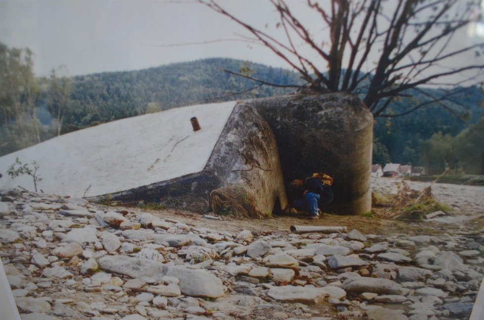 Povodně na severu Moravy v roce 1997. Řeky měly takovou sílu, že pohnuly i s několikatunovým vojenským řapíkem.