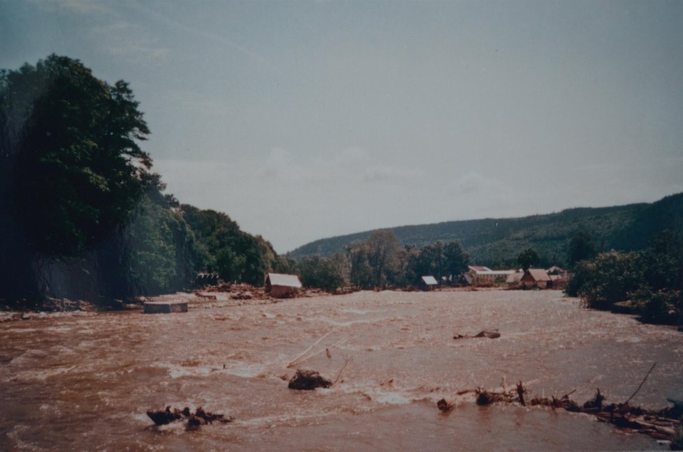 Povodně na severu Moravy v roce 1997. Ničívá síla rozbouřené řeky byla obrovská.