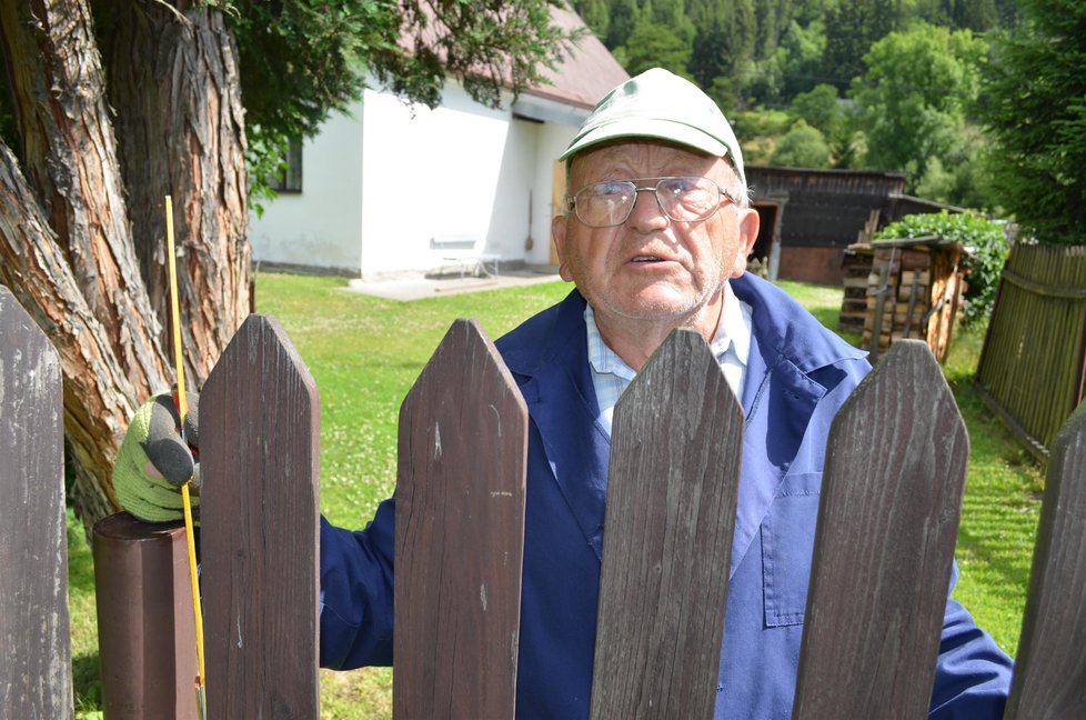 Karel Šindler málem přišel o dům. Vzpomíná na souseda, který seděl dva dny u komína.