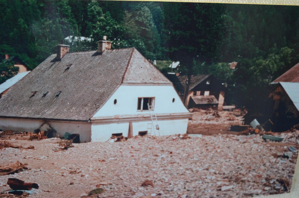 Povodně na severu Moravy v roce 1997. Celý dům museli doslova vyhrabat z hlíny, kamenů a klád.