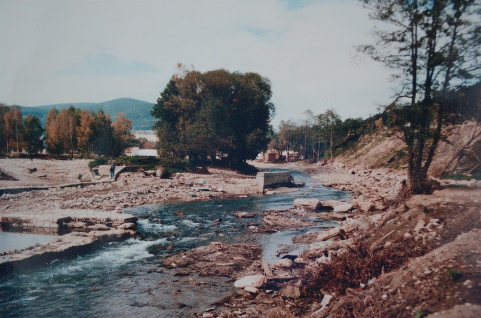 Povodně na severu Moravy v roce 1997. Ničivá síla rozbouřené řeky byla obrovská.