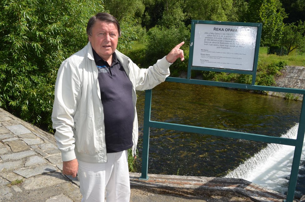 Karel Michalus byl v povodňové komisi. Ukazuje tok řeky Opavy, který se v roce 1997 rozvodnil.