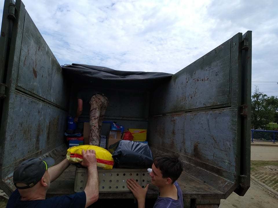 Kontejner pomoci pro Břevenec vážil 3,5 tuny.