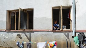 Červen 2013 - Na zdi domu je vidět, kam až sahala v bytě Svátkových voda