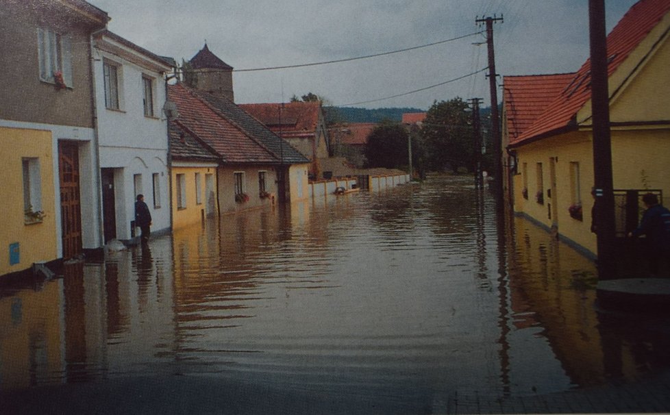 Povodeň 2002: Zatopená Kolářova ulice ve Švihově na Klatovsku. Dům Antonína Česáka je vlevo, hnědé barvy s květinami v oknech...