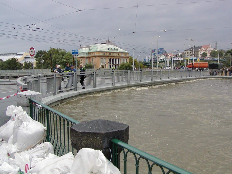Povodeň 2002: Most U Jána přes řeku Radbuzu v centru Plzně...