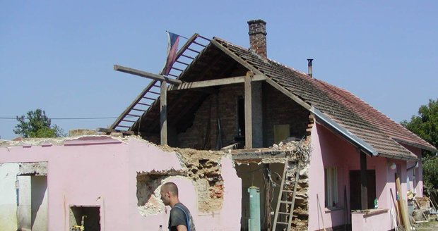Povodeň 2002: Polozbořený dům rodiny Ježkových ve Švihově na Klatovsku.