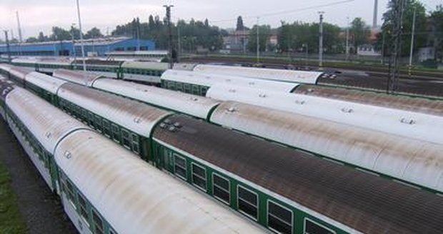 Vlaková doprava totálně zkolabovala kvůli povodním na Ostravsku. V Bohumíně stojí v dlouhé koloně desítky zejména mezinárodních vlaků do Polska, Slovenska a Ruska.