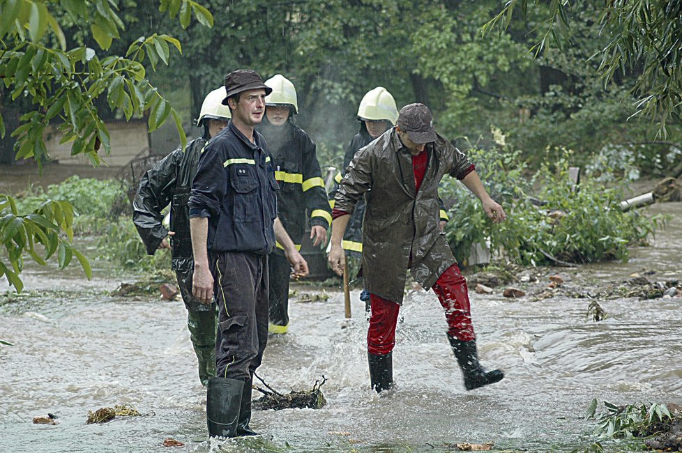 Profesionální i dobrovolní hasiči včera pokračovali v odstrańování škod. Déšť ale neustávál...