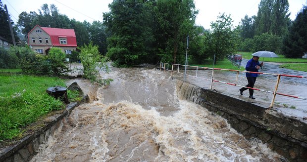 Rozvodněná řeka Kamenice 7. srpna nedaleko Mlýnů na Děčínsku